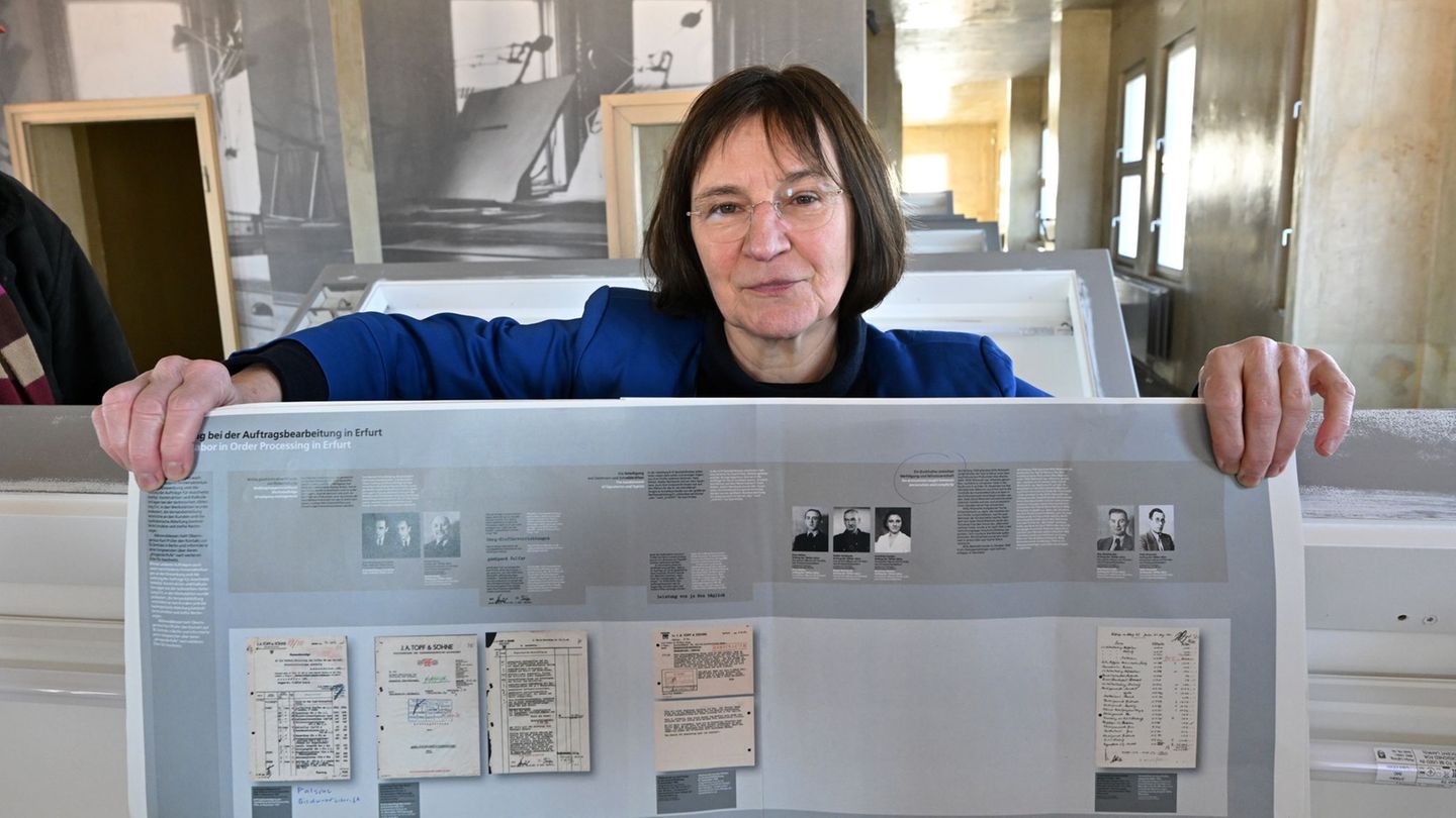 Annegret Schüle, Leiterin des Erinnerungsortes Topf & Söhne, präsentiert Pläne für die Erweiterung der Dauerausstellung. Foto: M