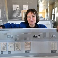 Annegret Schüle, Leiterin des Erinnerungsortes Topf & Söhne, präsentiert Pläne für die Erweiterung der Dauerausstellung. Foto: M