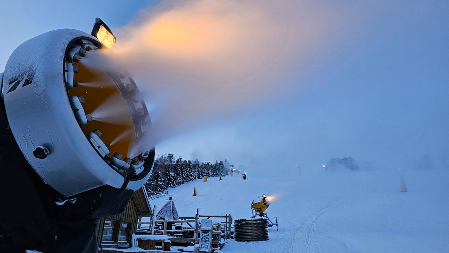 In Sachsens Wintersportgebieten laufen die Schneekanonen. Foto: Mike Müller/dpa