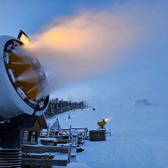 In Sachsens Wintersportgebieten laufen die Schneekanonen. Foto: Mike Müller/dpa