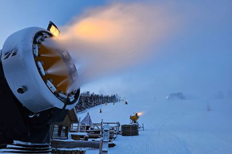 In Sachsens Wintersportgebieten laufen die Schneekanonen. Foto: Mike Müller/dpa