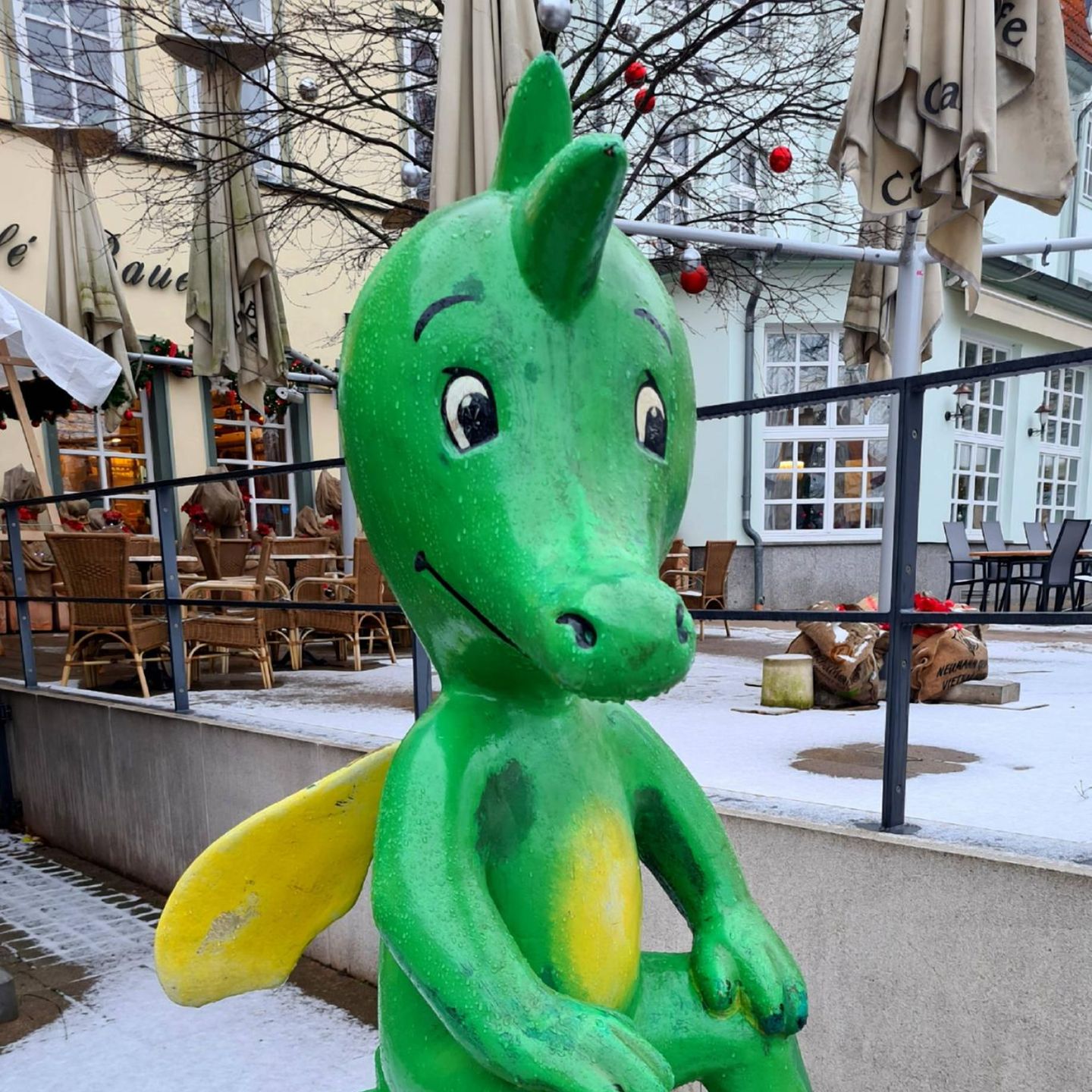 Dieser Tabaluga-Drache nach der Zeichnung von Helme Heine steht in Erfurt.