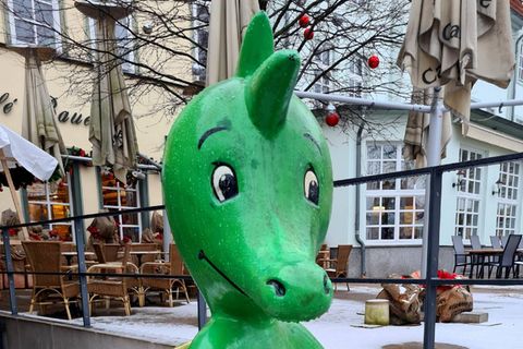 Dieser Tabaluga-Drache nach der Zeichnung von Helme Heine steht in Erfurt.