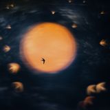 Die gespiegelte Sommersonne mit Mauerseglern am Himmel