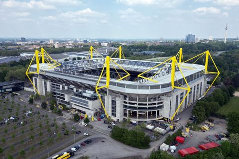 Auf dem Dortmunder Stadiondach ist eine riesige PV-Anlage errichtet worden Foto: Federico Gambarini/dpa