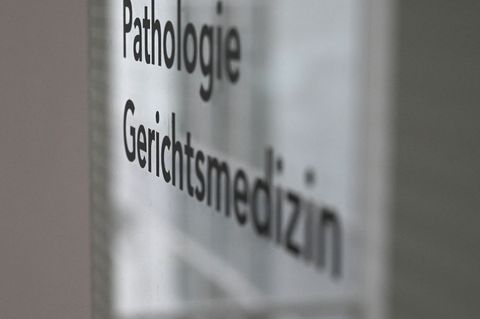 Erst die Obduktion schaffte Klarheit über die Identität des Toten. (Symbolbild) Foto: Marijan Murat/dpa