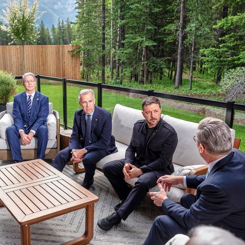 Selenskyj und andere Regierungschefs beim G7-Gipfel im Juni