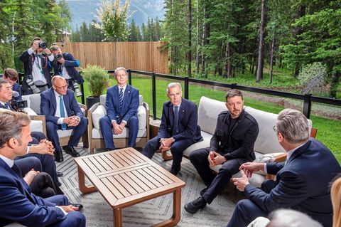 Selenskyj und andere Regierungschefs beim G7-Gipfel im Juni