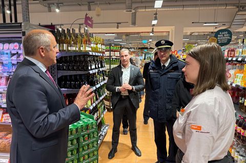 Beim ersten hessenweiten Aktionstag von Polizei und Handel gegen Taschen- und Ladendiebstähle besucht Innenminister Roman Poseck