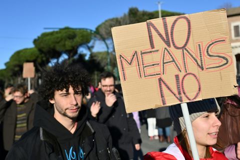 Plakat auf Demonstration gegen Gewalt gegen Frauen in Rom