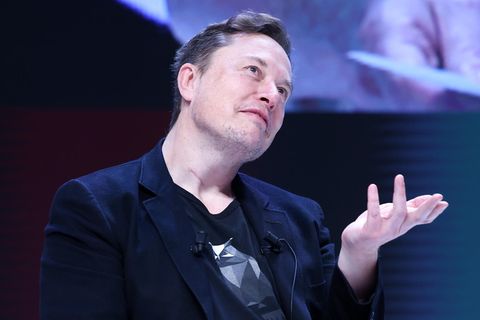 Elon Musk ist bei einer Messe auf der Bühne