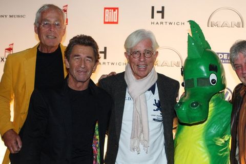 Helme Heine, Peter Maffay, Gregor Rottschalk, Tabaluga und Rolf Zuckowski (v.l.) 2012 in Hamburg.