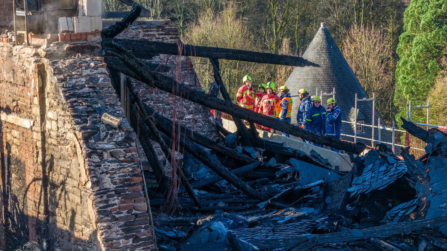 Einsatzkräfte inspizieren das ausgebrannte Dachgeschoss von Schloss Hardenberg. (Luftaufnahme mit einer Drohne) Foto: Christoph
