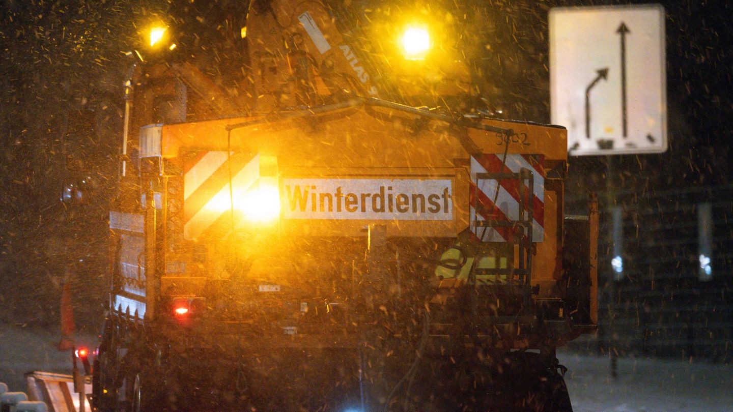 Bei eisigen Temperaturen sorgt der Winterdienst für Sicherheit auf den Straßen. (Archivbild) Foto: Robert Michael/dpa