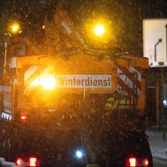 Bei eisigen Temperaturen sorgt der Winterdienst für Sicherheit auf den Straßen. (Archivbild) Foto: Robert Michael/dpa