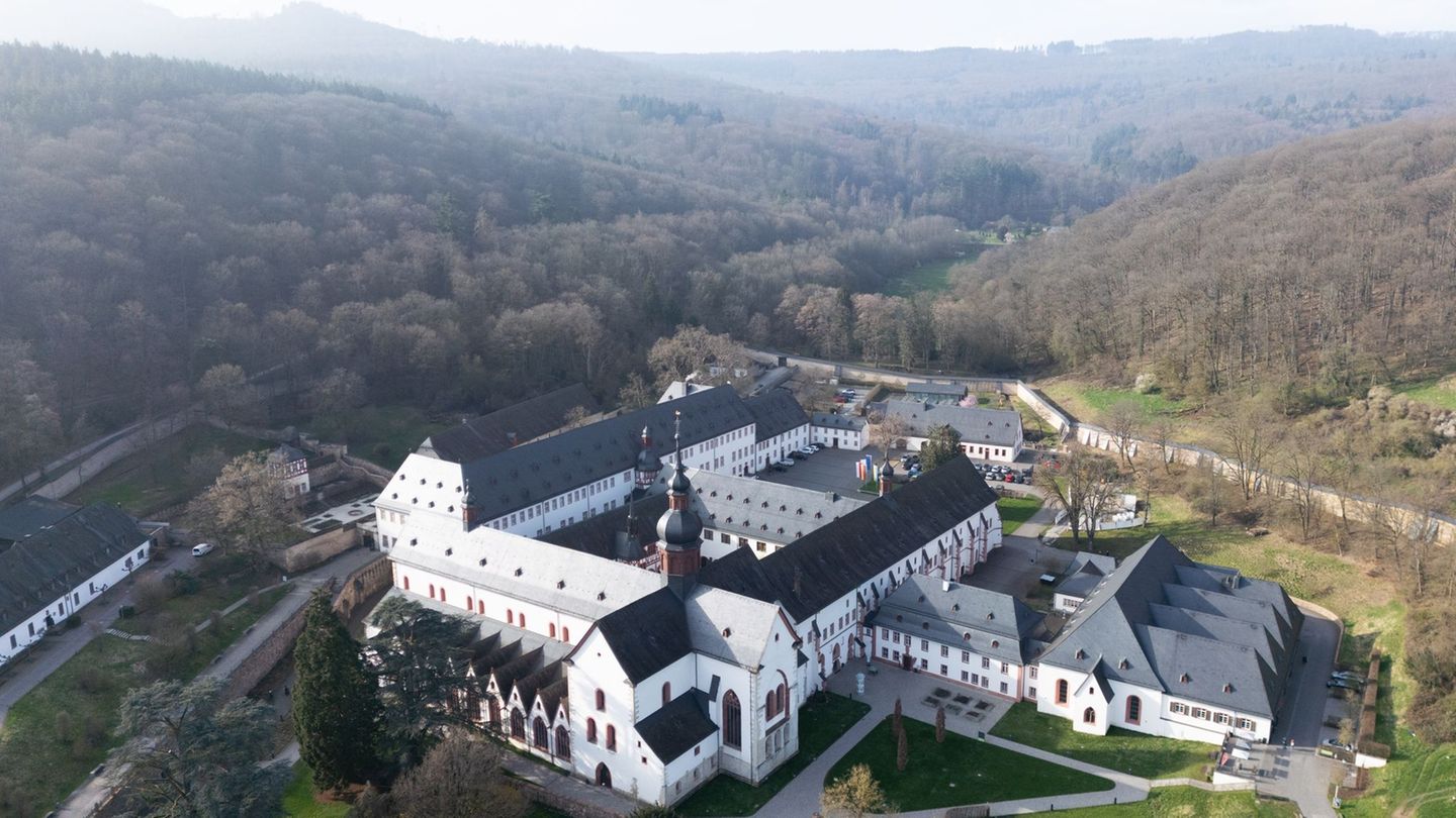 Im fast 900-jährigen Kloster Eberbach im Rheingau sind Vertreter aller Bundesländer mit Weinbau zusammengekommen. (Archivbild) F