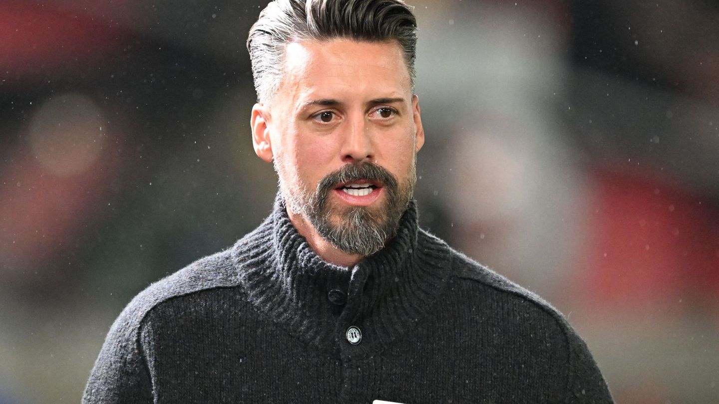 Hatte mal ein Angebot aus Hamburg: Augsburgs Trainer Sandro Wagner. Foto: Bernd Weißbrod/dpa