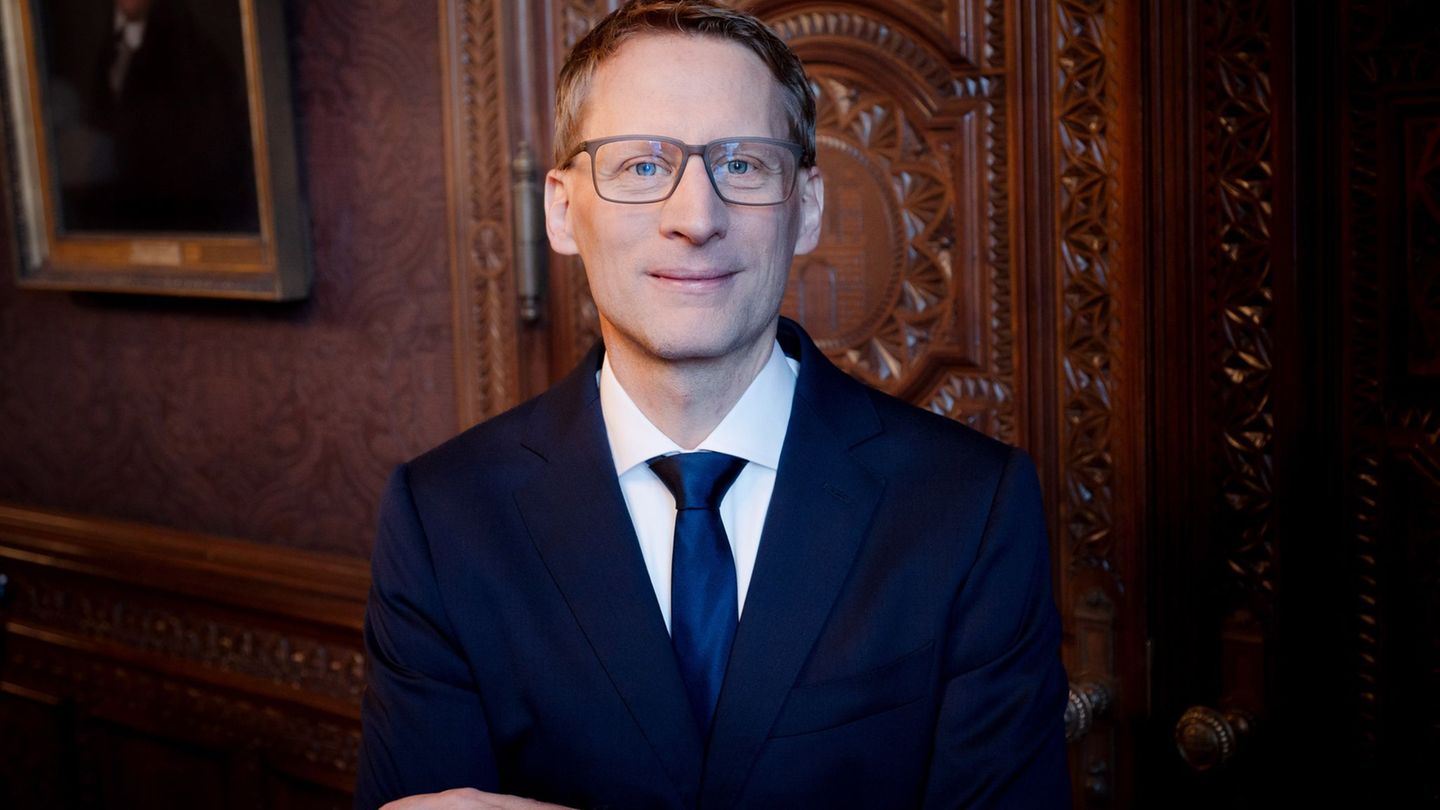 Der Virologe Florian Klein will das Preisgeld in Höhe von 150.000 Euro in die HIV-Forschung stecken. Foto: Jann Wilken/AdWHH/dpa