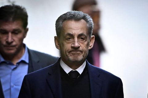 Frankreichs ehemaliger Präsident Nicolas Sarkozy auf dem Weg zum Gefängnis La Sante in Paris