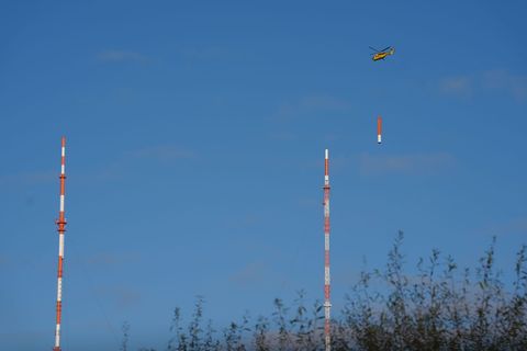 Der alte Sendemast soll bis Ende 2026 abgebaut sein. Foto: Marcus Brandt/dpa