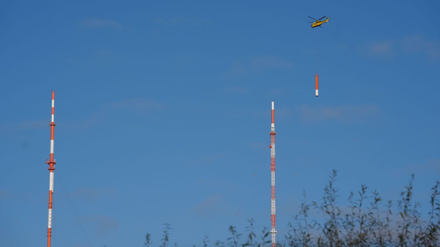 Der alte Sendemast soll bis Ende 2026 abgebaut sein. Foto: Marcus Brandt/dpa