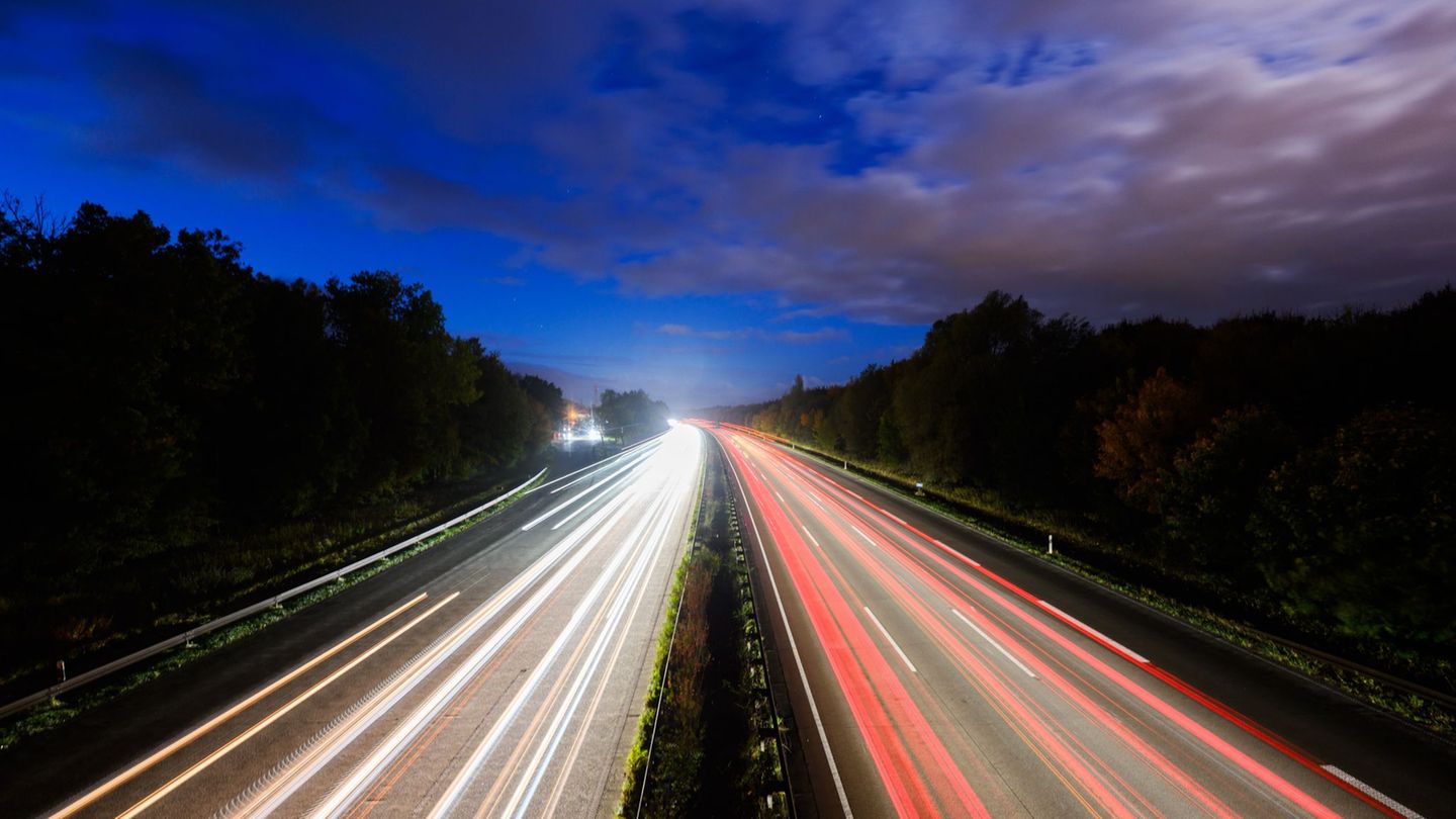 Eine Fahrt über die Autobahn - nicht für jeden erstrebenswert. (Illustration) Foto: Julian Stratenschulte/dpa
