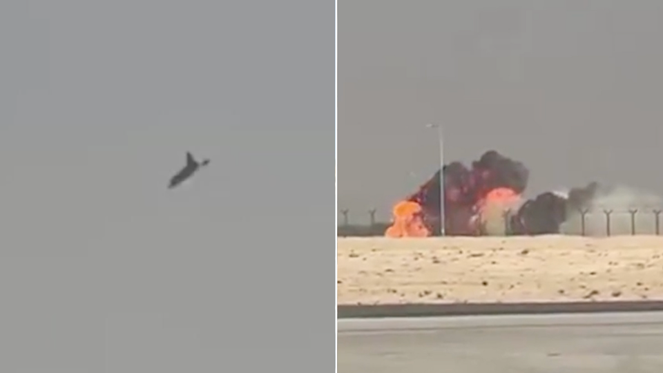 Kampfjet rast zu Boden und geht in Feuerwolke auf