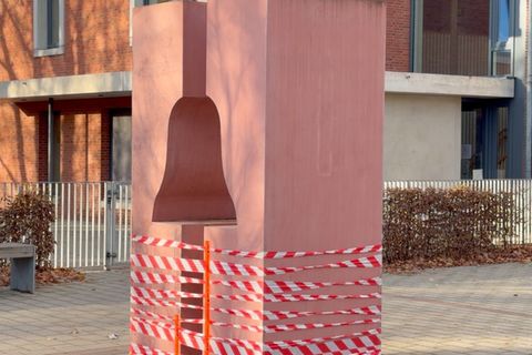 Das leere Glockenmemorial auf dem Platz vor der Heilig-Geist-Kirche im Stadtteil Vahr in Bremen
