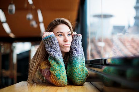 Symbolbild Single und Beziehung: Herz vor blauem Himmel