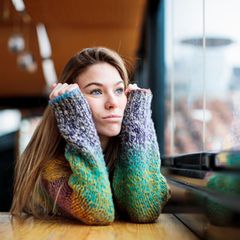 Symbolbild Single und Beziehung: Herz vor blauem Himmel