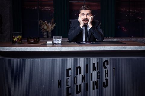 Edin Hasanovic am Schreibtisch seiner Late-Night-Show "Edins Neo Night".