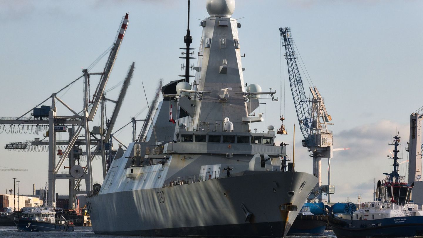 Das Schiff kann am Wochenende besichtigt werden. Foto: Marcus Golejewski/dpa