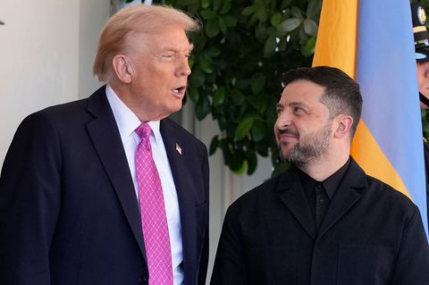 US-Präsident Donald Trump (l.) und der ukrainische Präsident Wolodymyr Selenskyj vor dem Weißen Haus (Archivfoto)