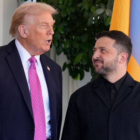 US-Präsident Donald Trump (l.) und der ukrainische Präsident Wolodymyr Selenskyj vor dem Weißen Haus (Archivfoto)