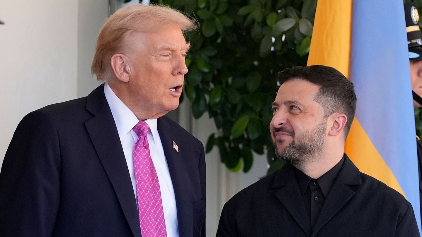 US-Präsident Donald Trump (l.) und der ukrainische Präsident Wolodymyr Selenskyj vor dem Weißen Haus (Archivfoto)