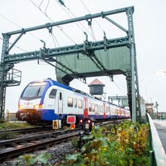Die Huntebrücke in Oldenburg ist derzeit nur eingleisig befahrbar. (Archivbild) Foto: Hauke-Christian Dittrich/dpa