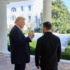 Lieber ein schlechter Frieden, als kein Frieden? Donald Trump (l.) stellt Wolodymyr Selenskyj vor die Wahl