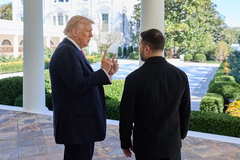 Lieber ein schlechter Frieden, als kein Frieden? Donald Trump (l.) stellt Wolodymyr Selenskyj vor die Wahl