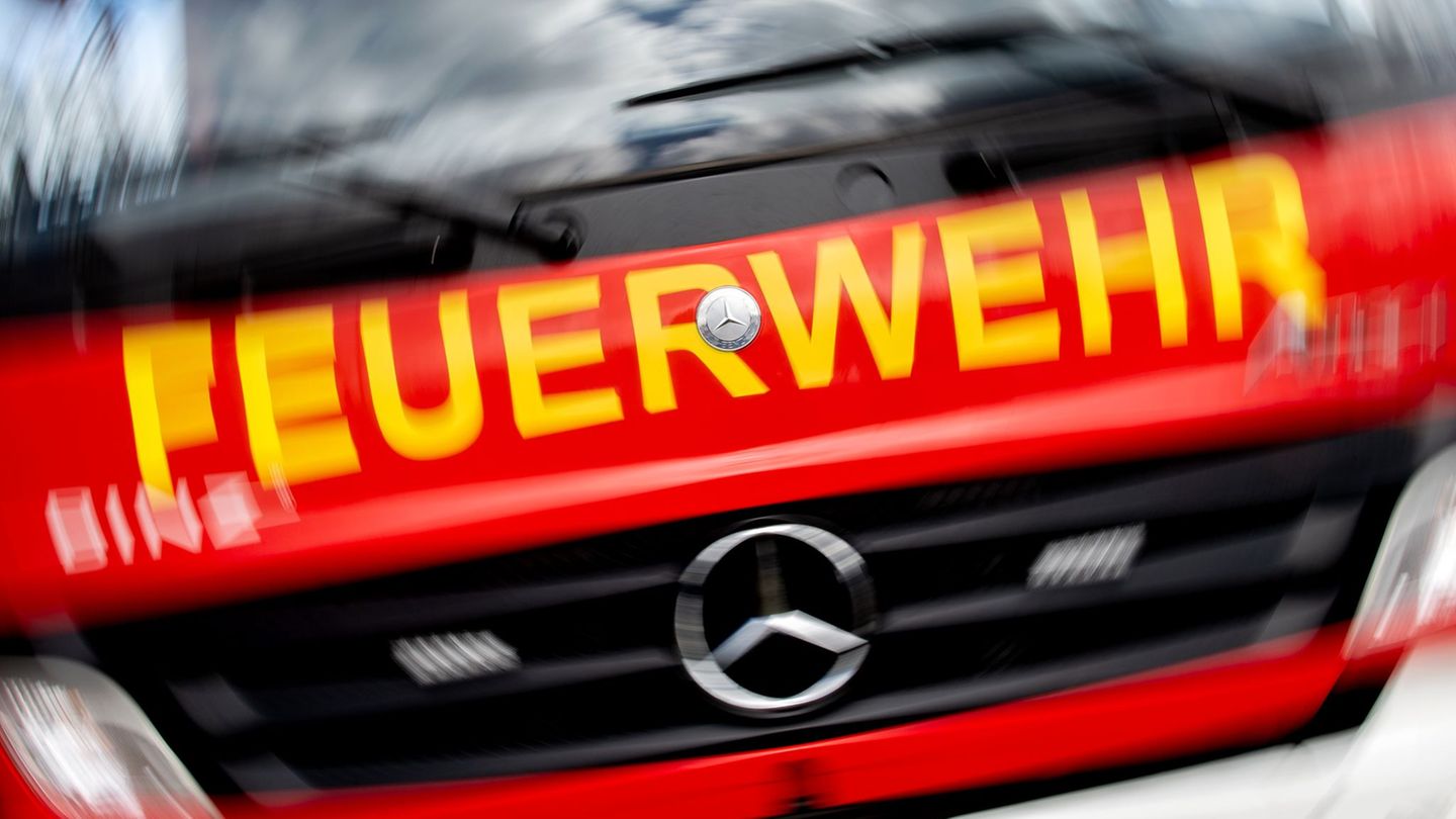 Feuerwehr befreit Eingeklemmte: Fünf Verletzte bei Autobahnunfall