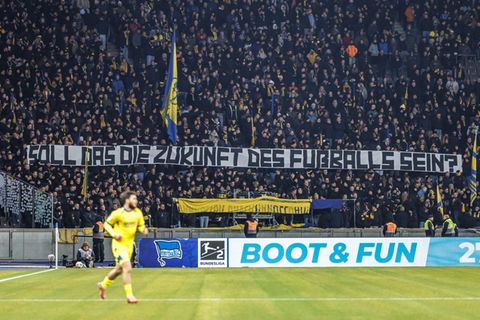 Fans von Eintracht Braunschweig haben protestiert. Foto: Andreas Gora/dpa