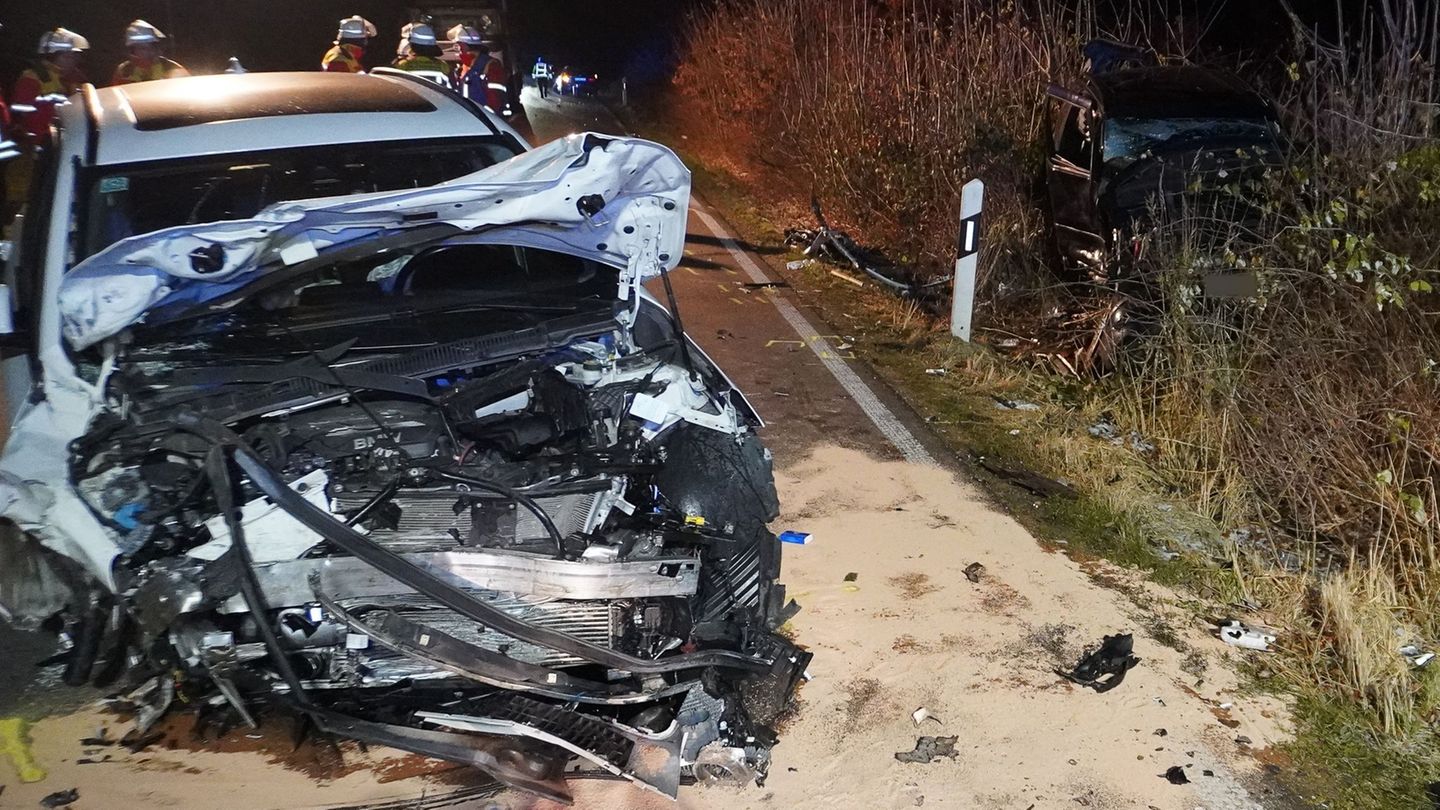 Drei Fahrzeuge stießen zusammen. Foto: -/SWD-Medien/dpa