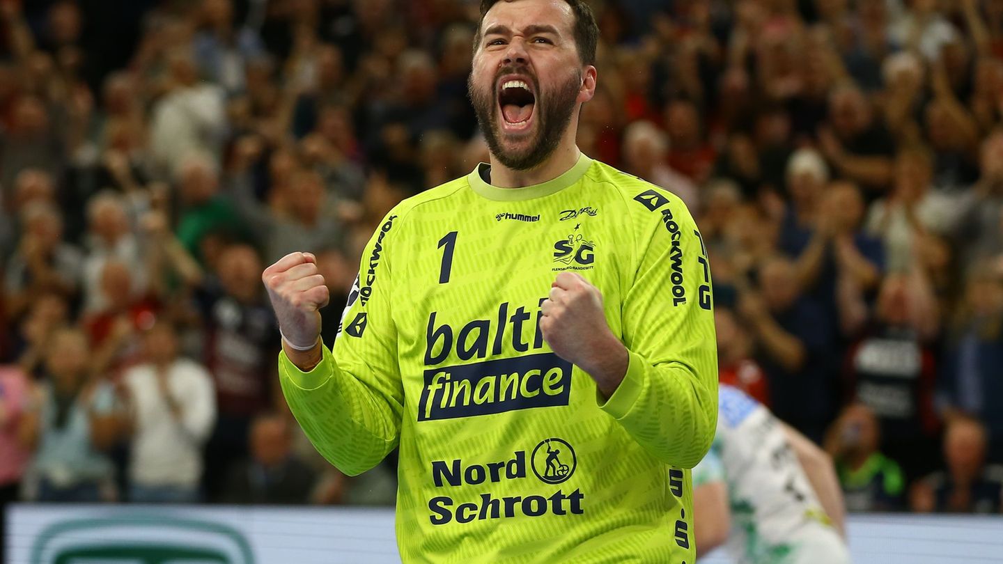 Torhüter Benjamin Buric und die SG Flensburg-Handewitt spielten in Melsungen. (Archivbild) Foto: Michael Hundt/dpa