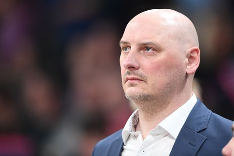 Rostocks Trainer Przemyslaw Frasunkiewicz verfolgt das Spiel von der Seitenlinie (Archivbild). Foto: Michael Schwartz/dpa