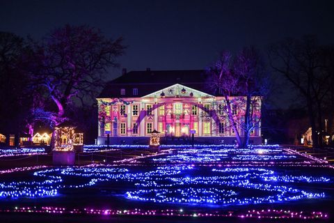 Die Lichtinstallationen zu "Weihnachten im Tierpark" in Berlin-Lichtenberg wurden am Abend eröffnet. Foto: Britta Pedersen/dpa