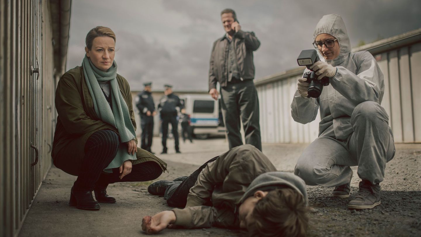 In ihrem letzten gemeinsamen Fall müssen Rechtsmedizinerin Dr. Theresa Wolff (Nina Gummich, links) und Hauptkommissar Bruno Lewandowski (Aurel Manthei) den Mord an einem jungen Mann aufklären, der vermutlich im Zusammenhang mit einer neuen synthetischen Droge starb.