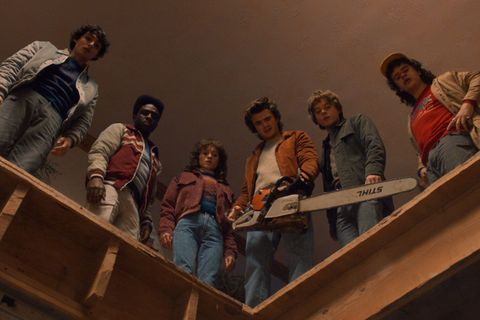 In der verschlafenen Kleinstadt Hawkins sind die kecken Kinder von einst zu Jugendlichen (von links: Finn Wolfhard, Caleb McLaughlin, Natalia Dyer, Joe Keery, Charlie Heaton, Gaten Matarazzo) herangewachsen und wehren sich mit dem passenden Werkzeug gegen die Monster der Schattenwelt.