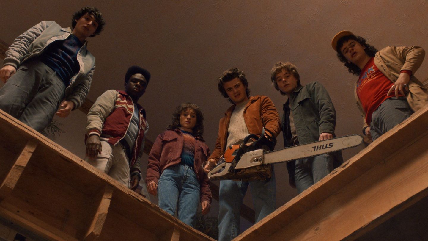 In der verschlafenen Kleinstadt Hawkins sind die kecken Kinder von einst zu Jugendlichen (von links: Finn Wolfhard, Caleb McLaughlin, Natalia Dyer, Joe Keery, Charlie Heaton, Gaten Matarazzo) herangewachsen und wehren sich mit dem passenden Werkzeug gegen die Monster der Schattenwelt.