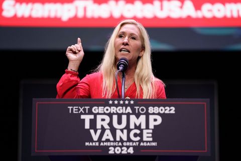 Vergangenes Jahr machte die Hardlinerin noch eifrig Wahlkampf für Trump. (Archivbild) Foto: Evan Vucci/AP/dpa