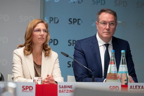 Ministerpräsident Alexander Schweitzer und Parteichefin Sabine Bätzing-Lichtenthäler sollen die Liste für die Landtagswahl am 22