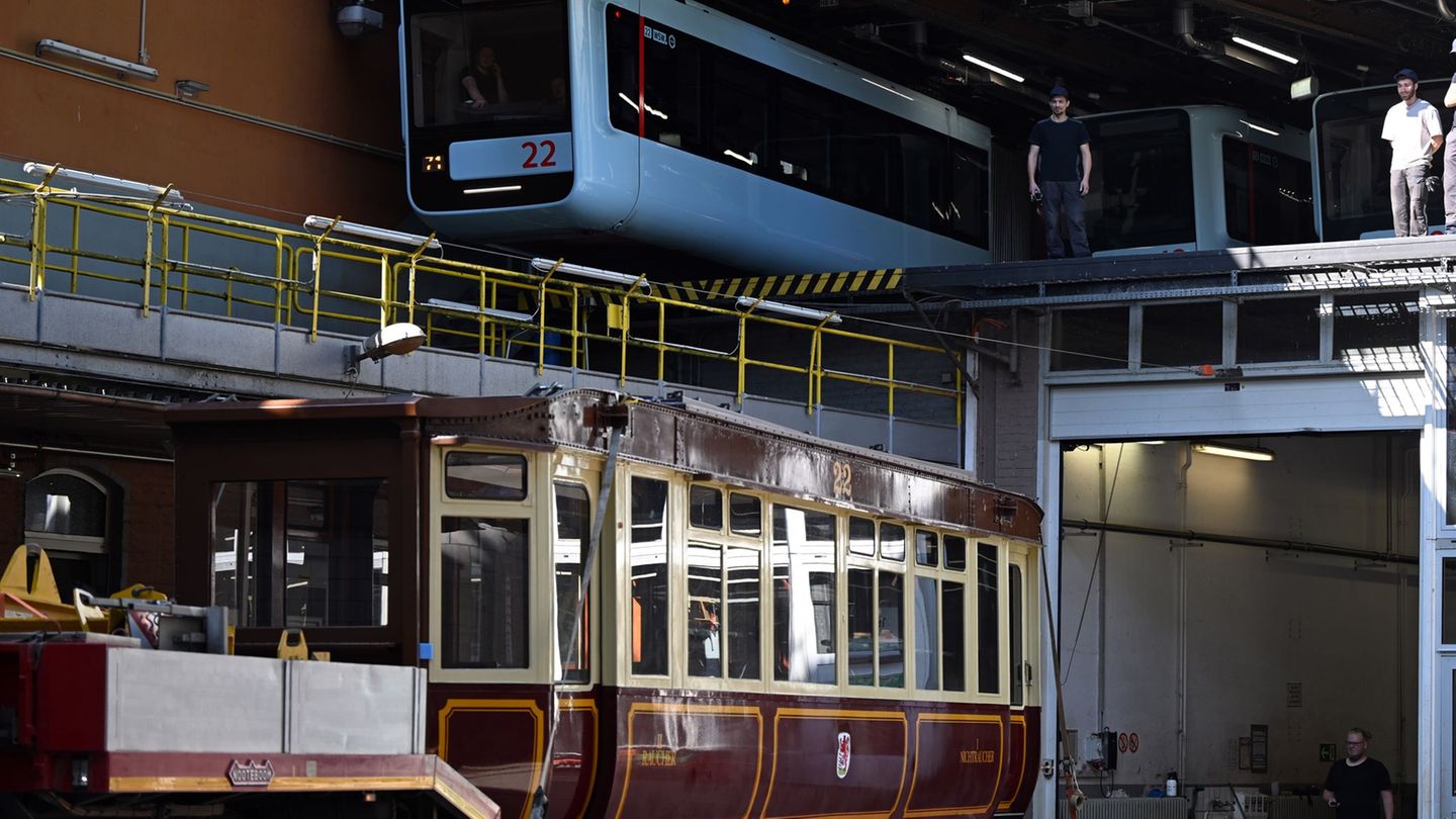 Ausgabestopp-nach-H-henflug-Silberm-nze-zur-Schwebebahn-noch-in-der-Schwebe